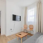 Spacious 2Bd Flat Short Walk From Excel London