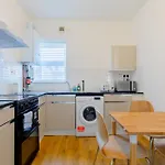 Spacious 2Bd Flat Short Walk From Excel London