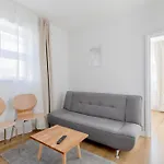 Spacious 2Bd Flat Short Walk From Excel London
