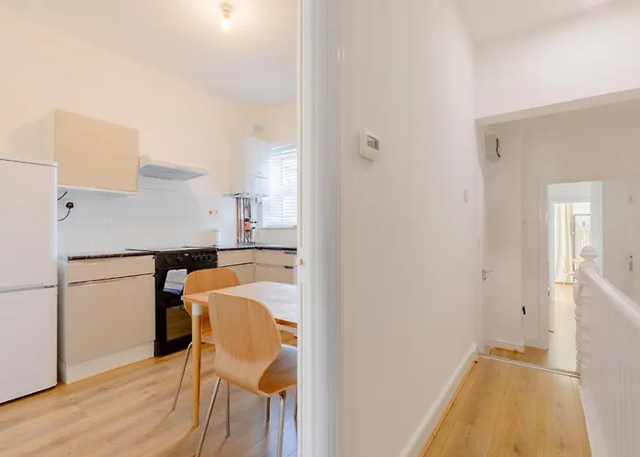 Spacious 2Bd Flat Short Walk From Excel London