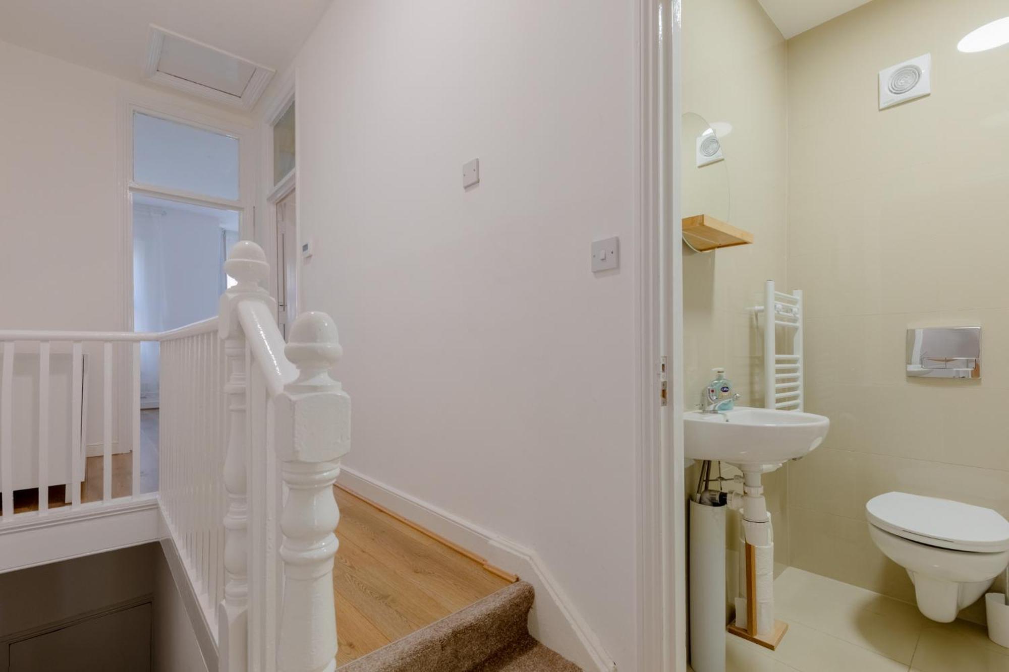 Spacious 2bd Flat Short Walk From Excel Appartamento