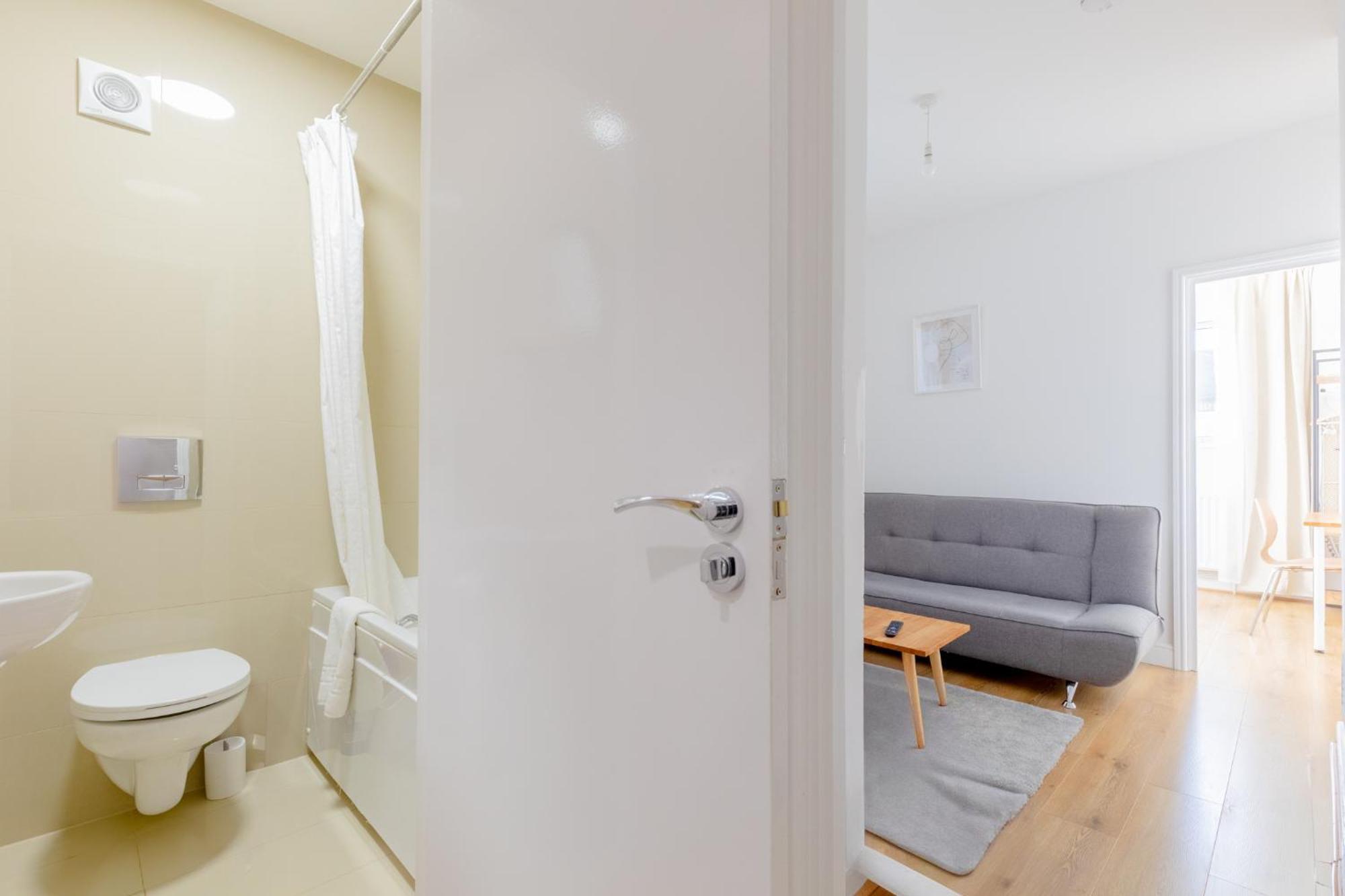 Spacious 2bd Flat Short Walk From Excel *