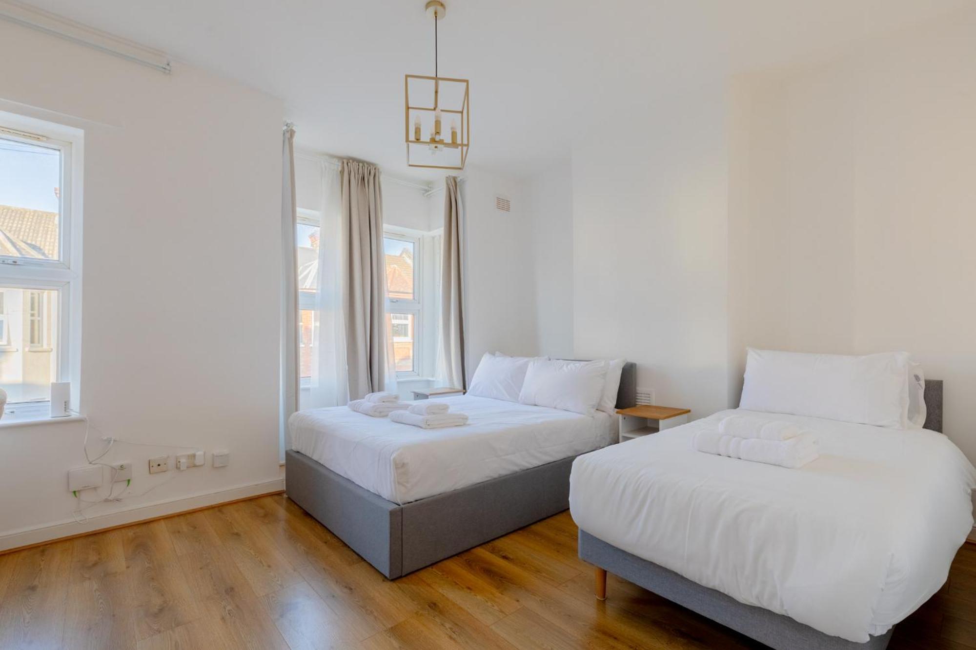 Spacious 2bd Flat Short Walk From Excel * Londra